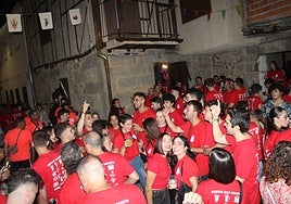 El color rojo de la camiseta de San Agustín invadía las calles de Santibáñez de la Sierra