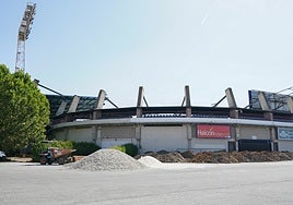 Vista exterior del Fondo Norte del estadio Helmántico, invadido por zahorra y otros materiales.