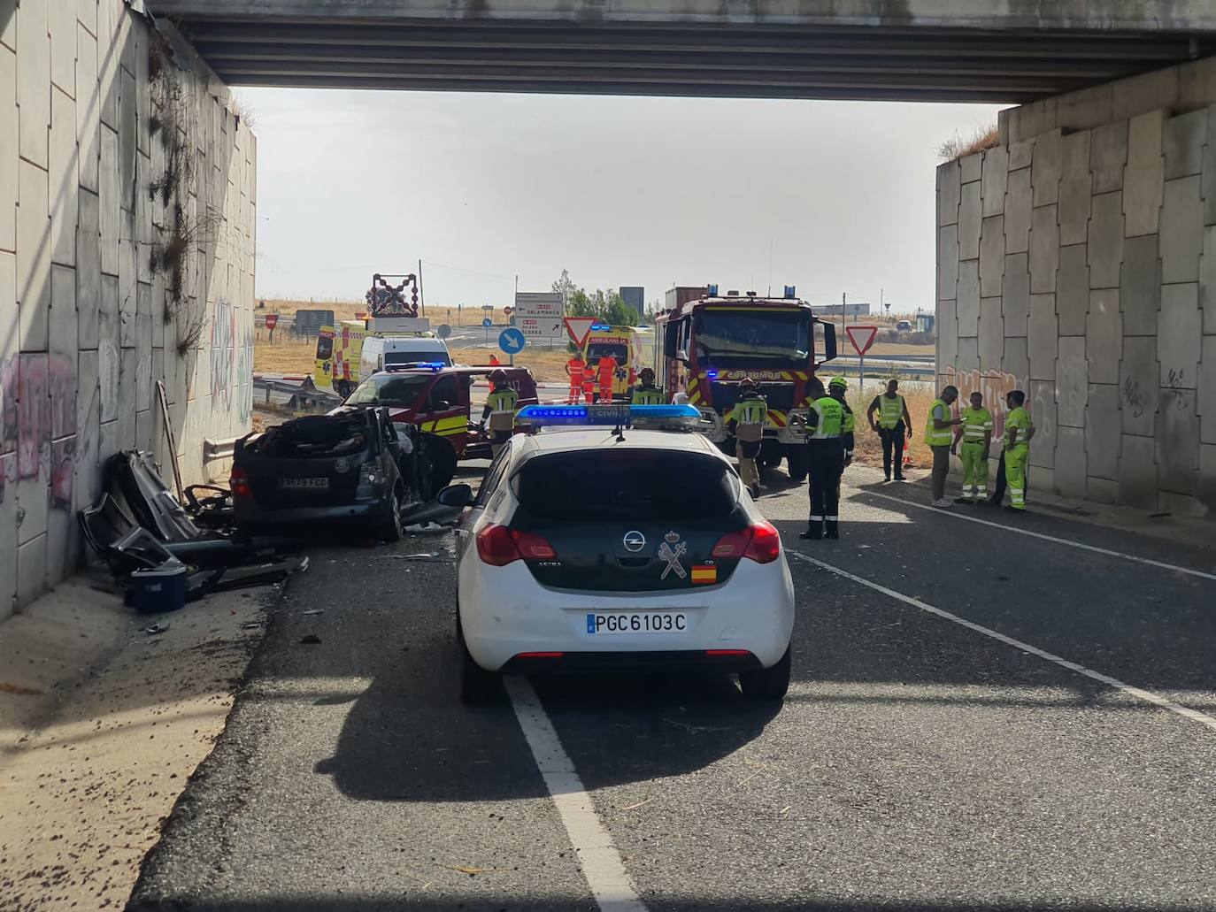 Imagen secundaria 1 - Un coche se precipita desde la A-66 a la N-630 desde unos 7 metros de altura y hay una víctima mortal y cuatro heridos