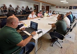 Agricultores y compradores en la Lonja de Salamanca.