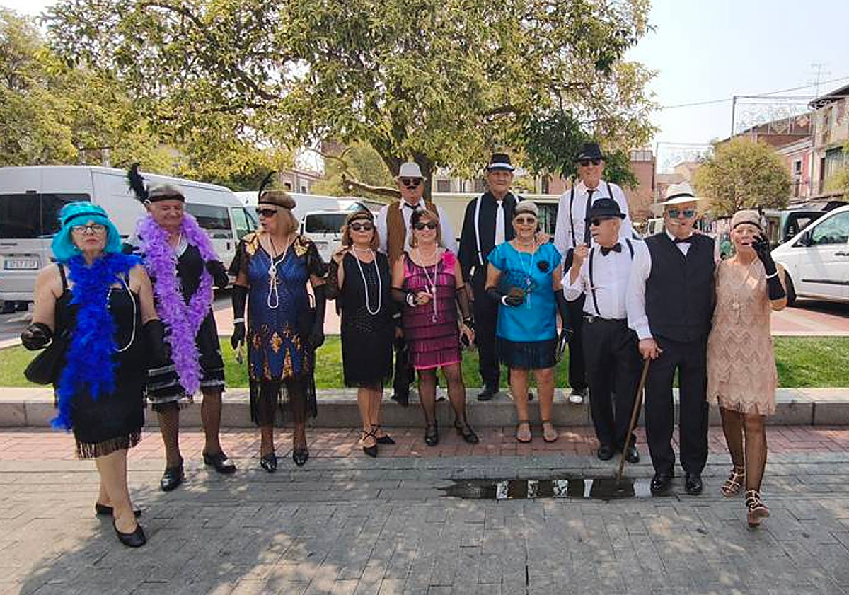 Imagen principal - La mítica peña del pueblo unida desde hace más de 40 años: «Se soltaban cochinillos untados en grasa...»