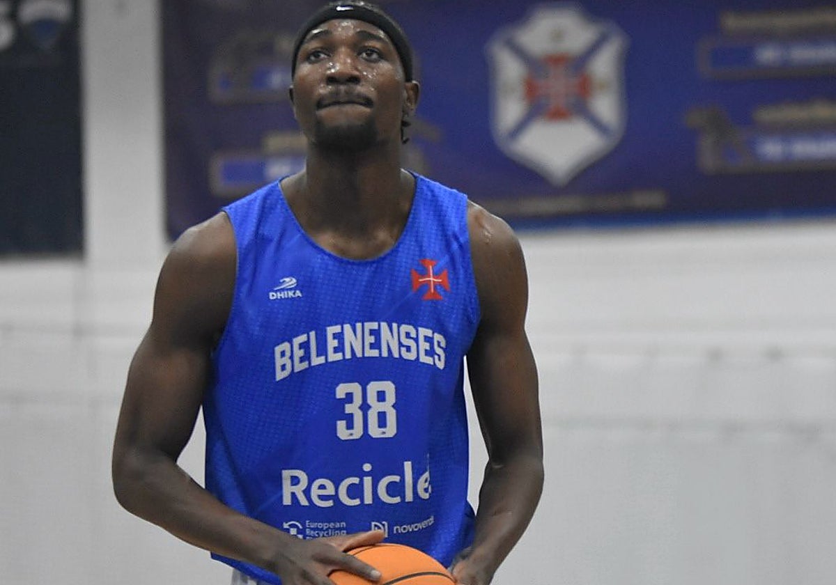 Norman Domingos, en un partido con el Os Belenenses.