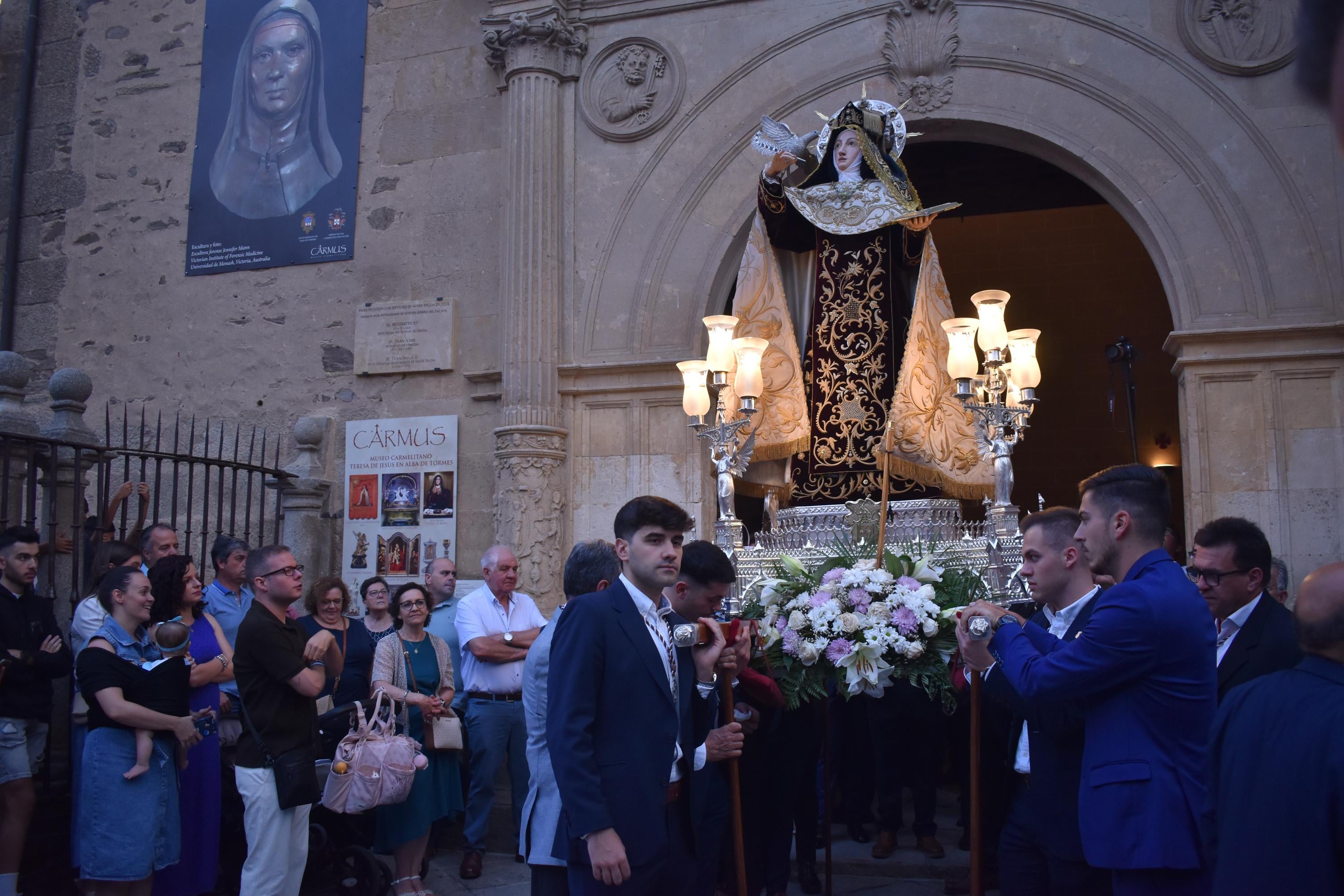 Santa Teresa regresa a clausura entre vítores y lágrimas en Alba de Tormes