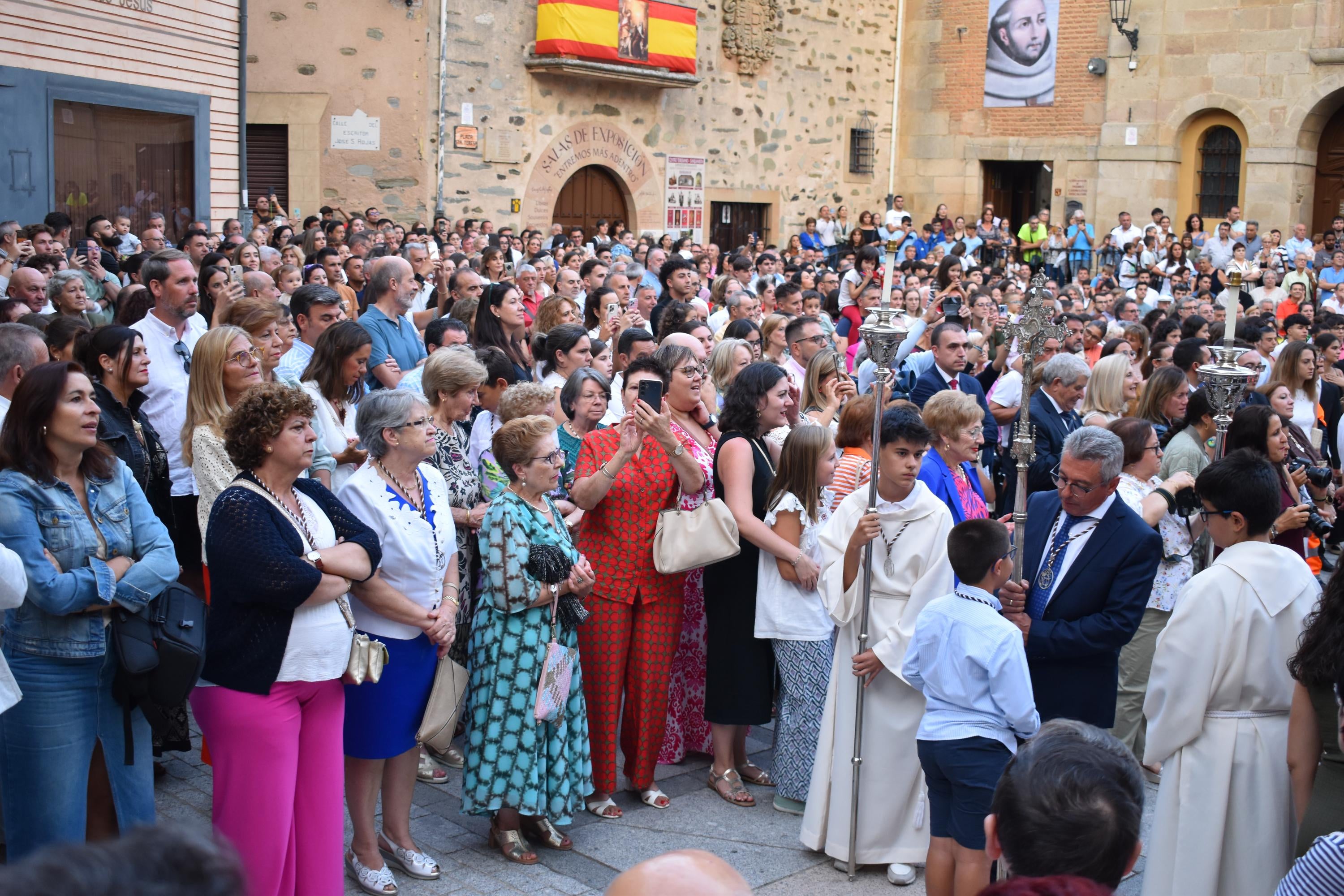 Santa Teresa regresa a clausura entre vítores y lágrimas en Alba de Tormes