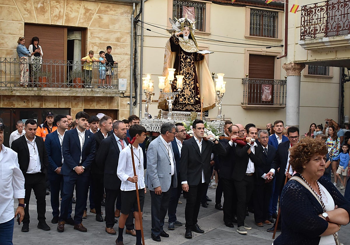 Santa Teresa regresa a clausura entre vítores y lágrimas en Alba de Tormes