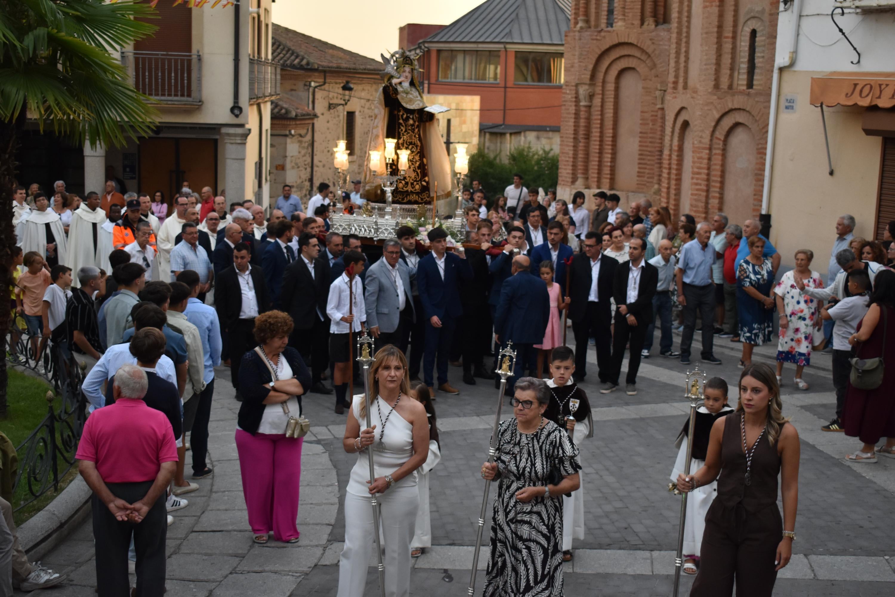 Santa Teresa regresa a clausura entre vítores y lágrimas en Alba de Tormes