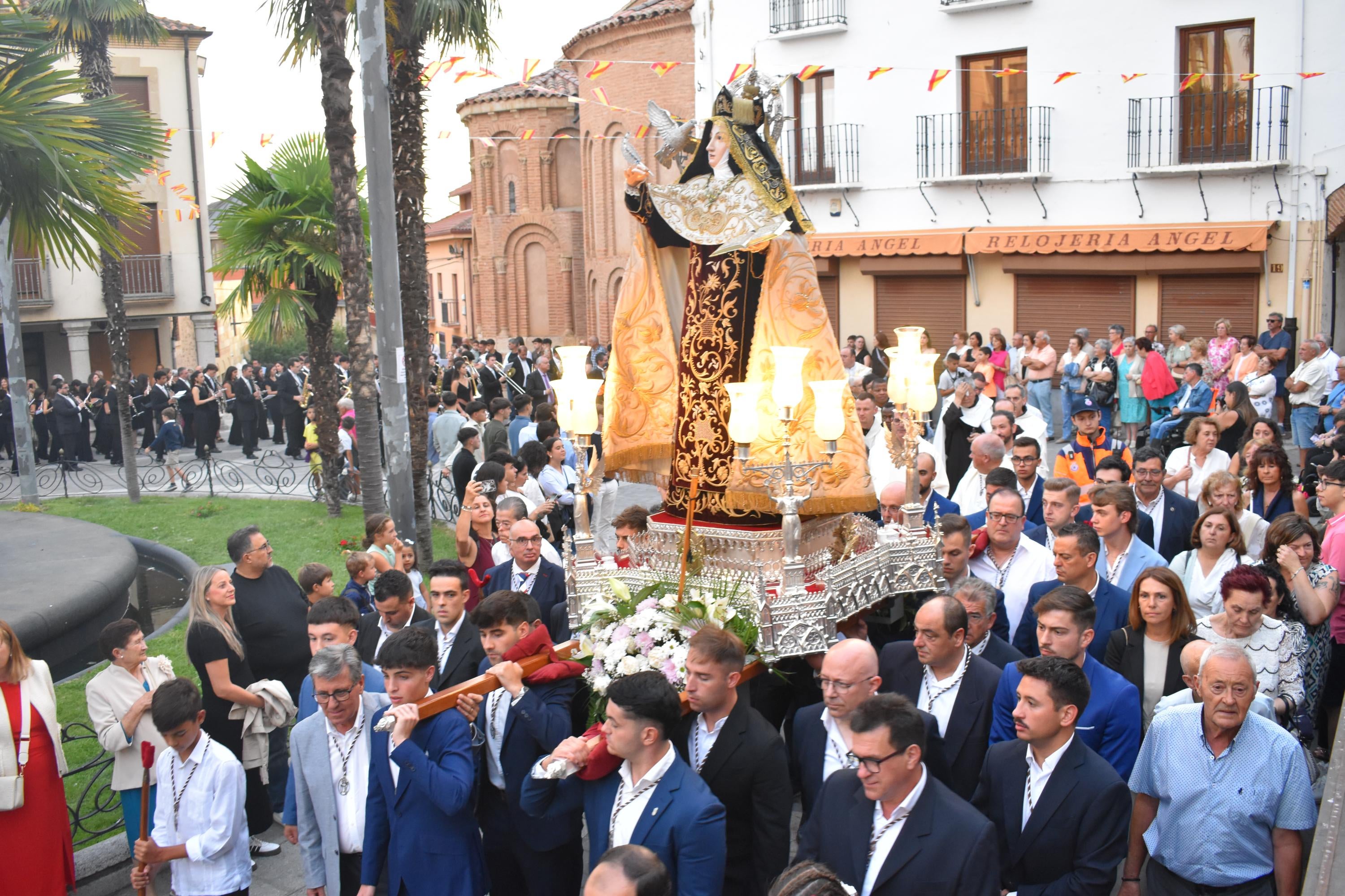 Santa Teresa regresa a clausura entre vítores y lágrimas en Alba de Tormes