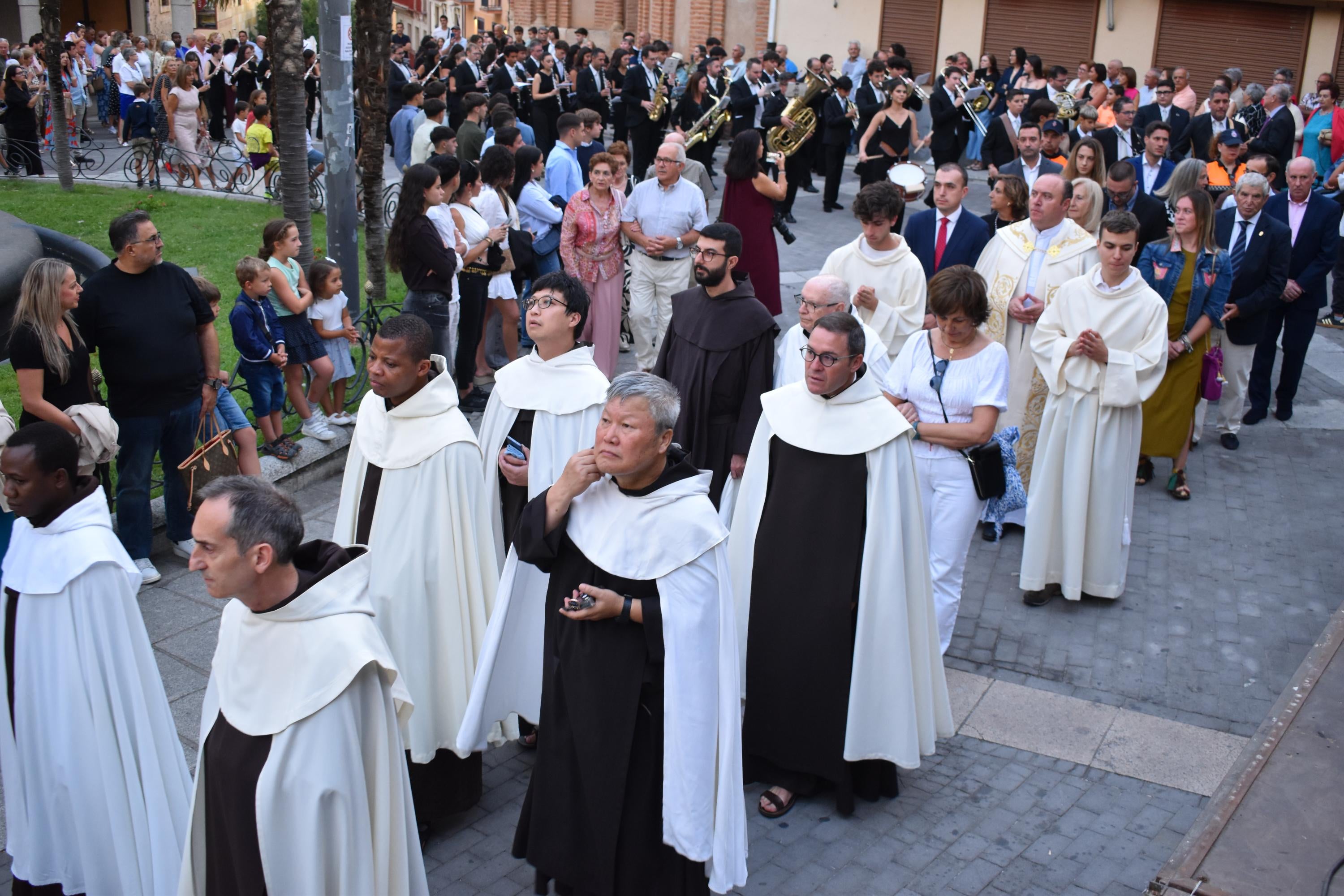 Santa Teresa regresa a clausura entre vítores y lágrimas en Alba de Tormes