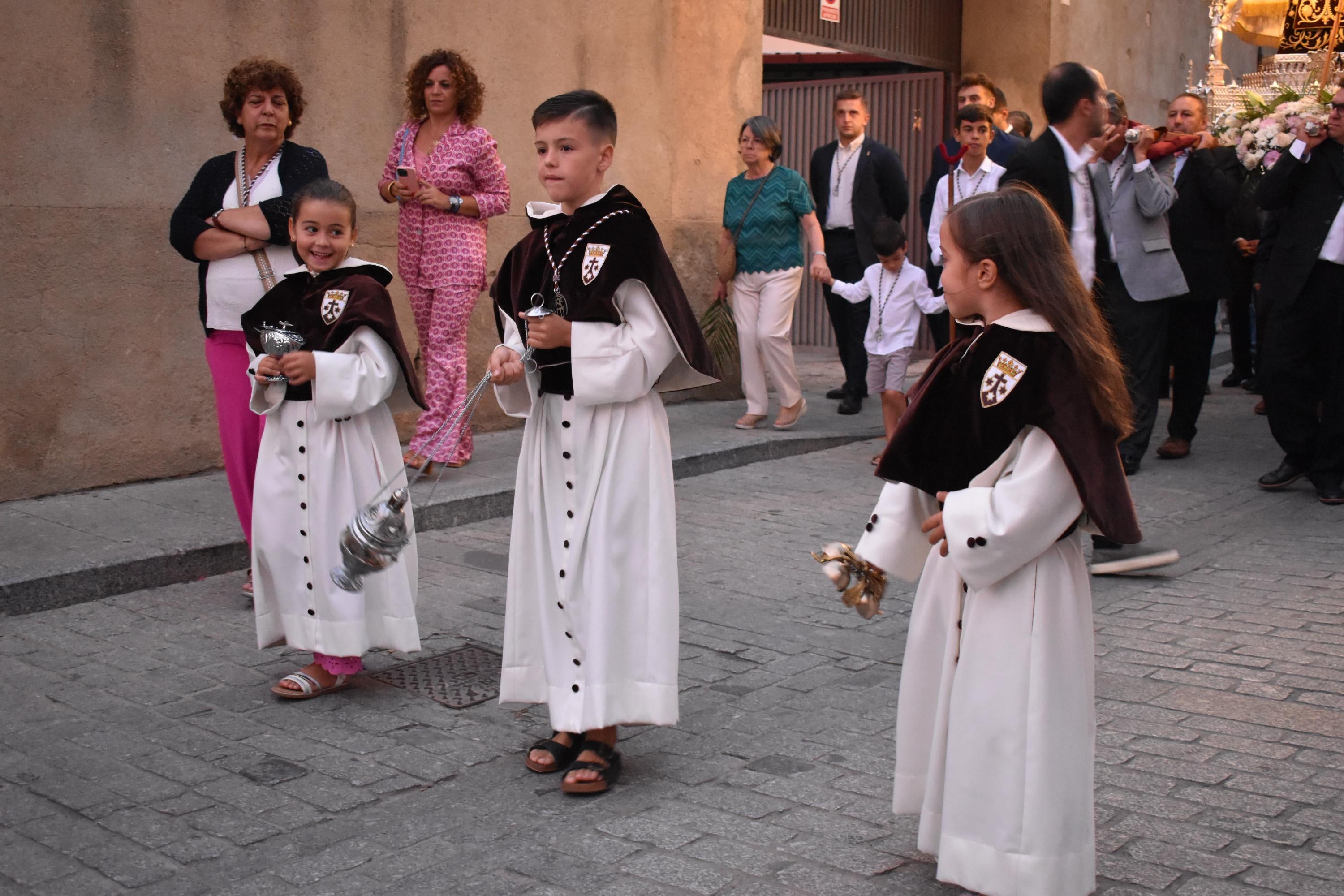Santa Teresa regresa a clausura entre vítores y lágrimas en Alba de Tormes