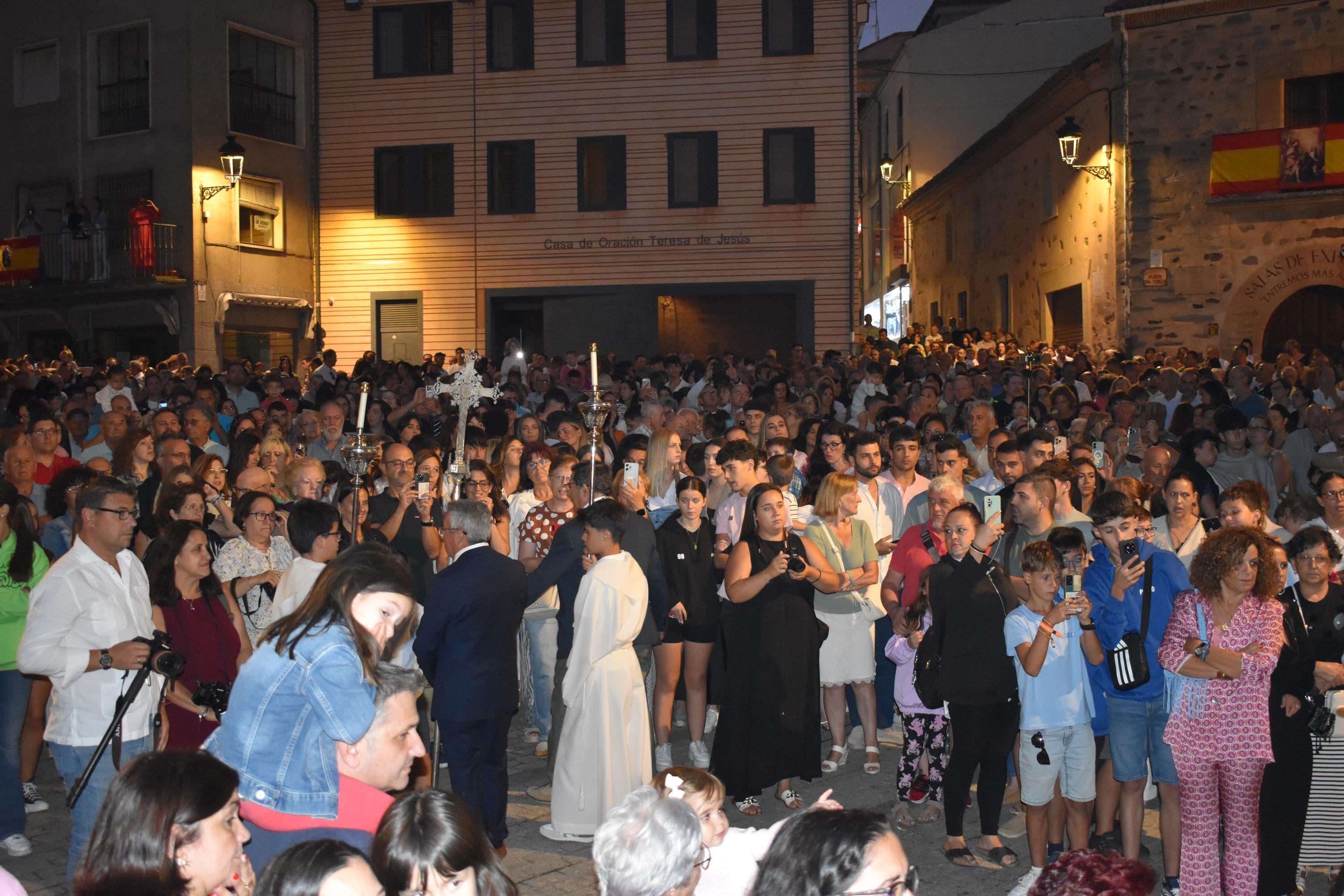 Santa Teresa regresa a clausura entre vítores y lágrimas en Alba de Tormes