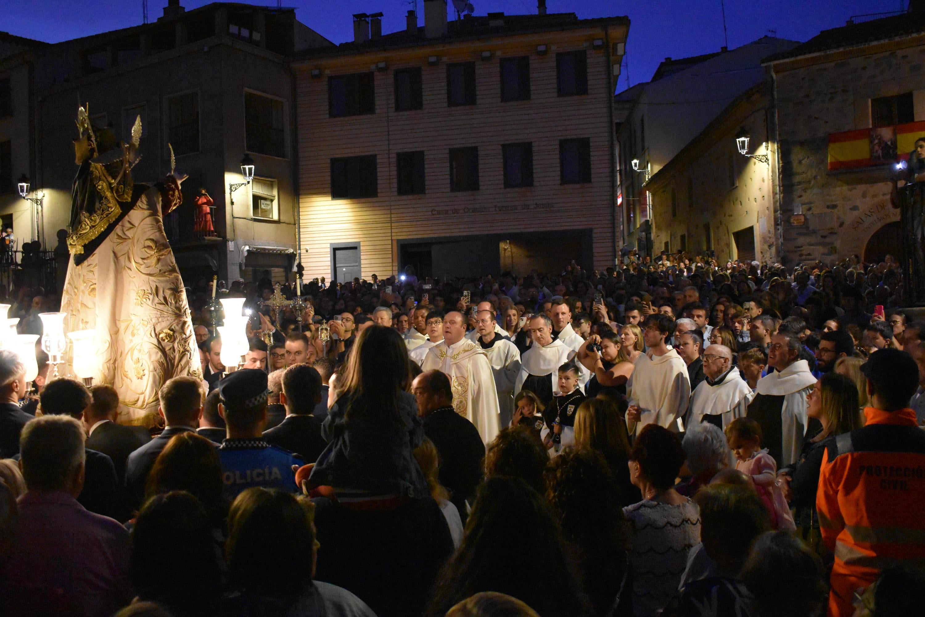 Santa Teresa regresa a clausura entre vítores y lágrimas en Alba de Tormes