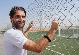 Adrián Mancebo agarrado a las rejas que perimetran el campo de El Tori.