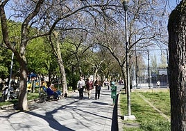 Varias personas paseando por el parque Picasso.