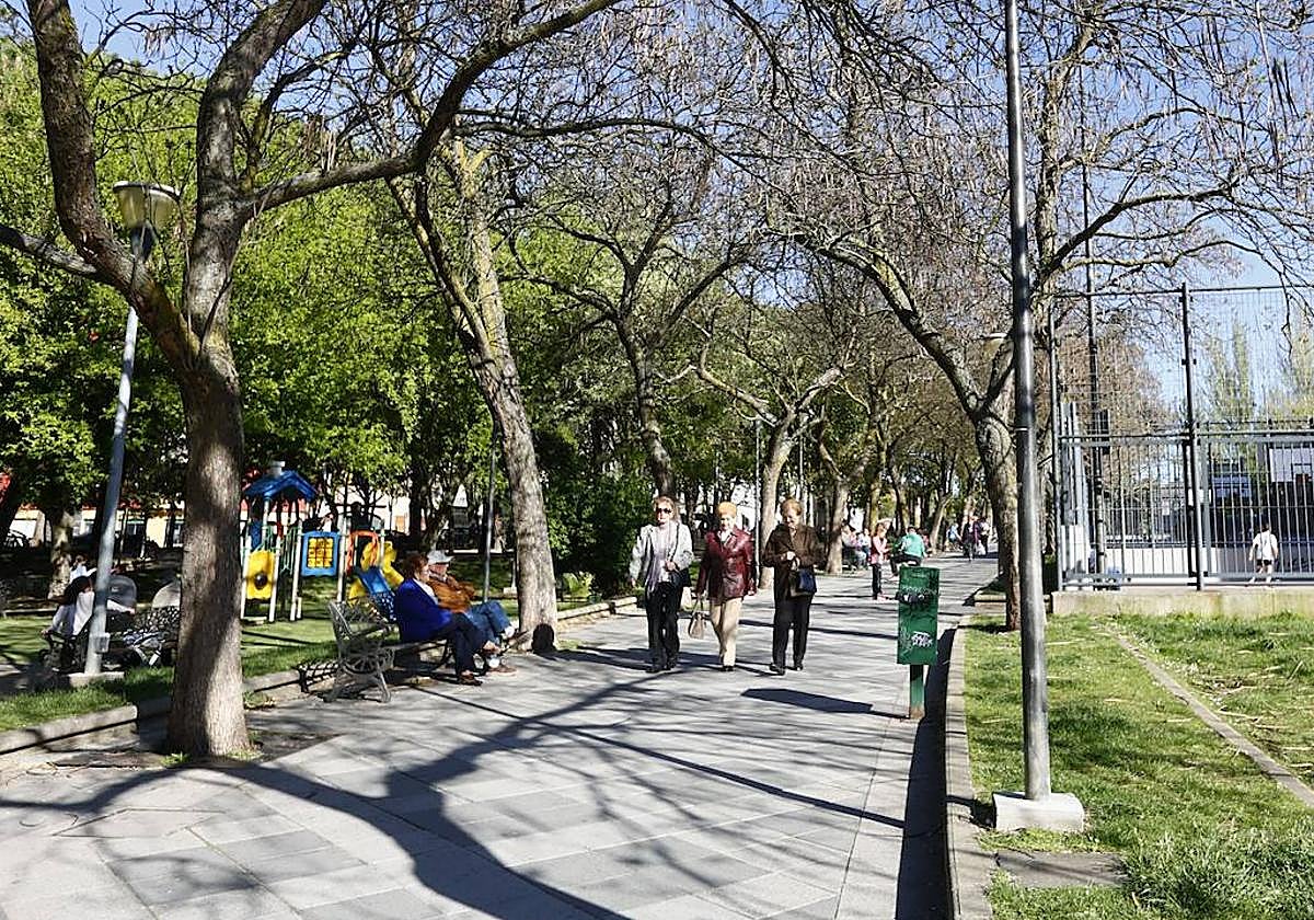 Varias personas paseando por el parque Picasso.