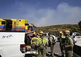 Efectivos de Bomberos en la extinción de incendios en la localidad leonesa de Garaño.