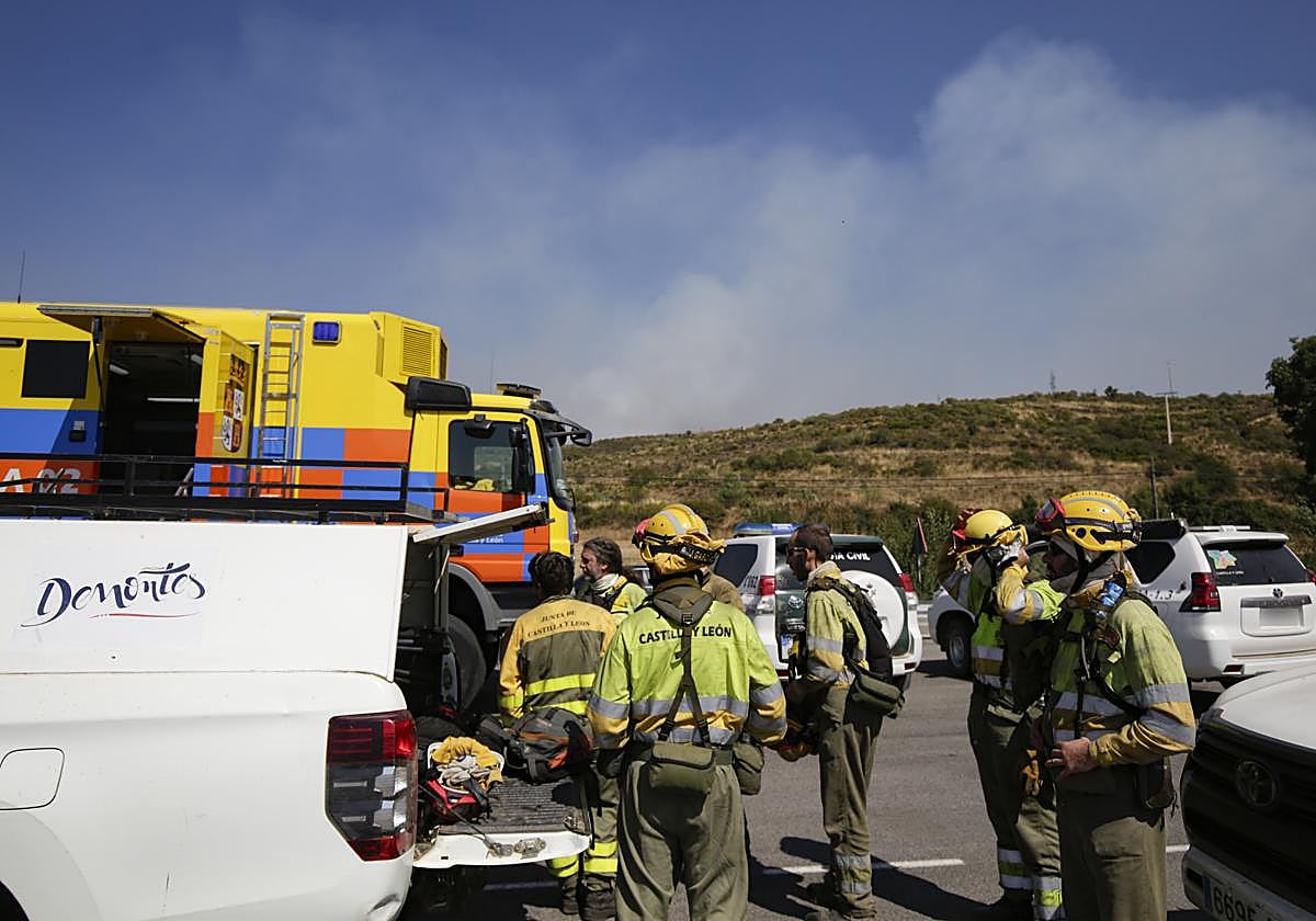Efectivos de Bomberos en la extinción de incendios en la localidad leonesa de Garaño.