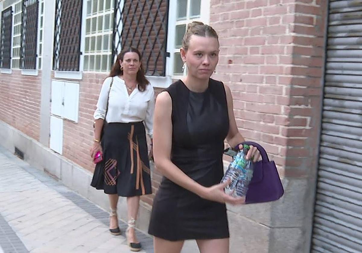 Almudena Lapique y su madre, Sofía Tassara, en la misa homenaje a Caritina Goyanes en su primer aniversario de muerte.