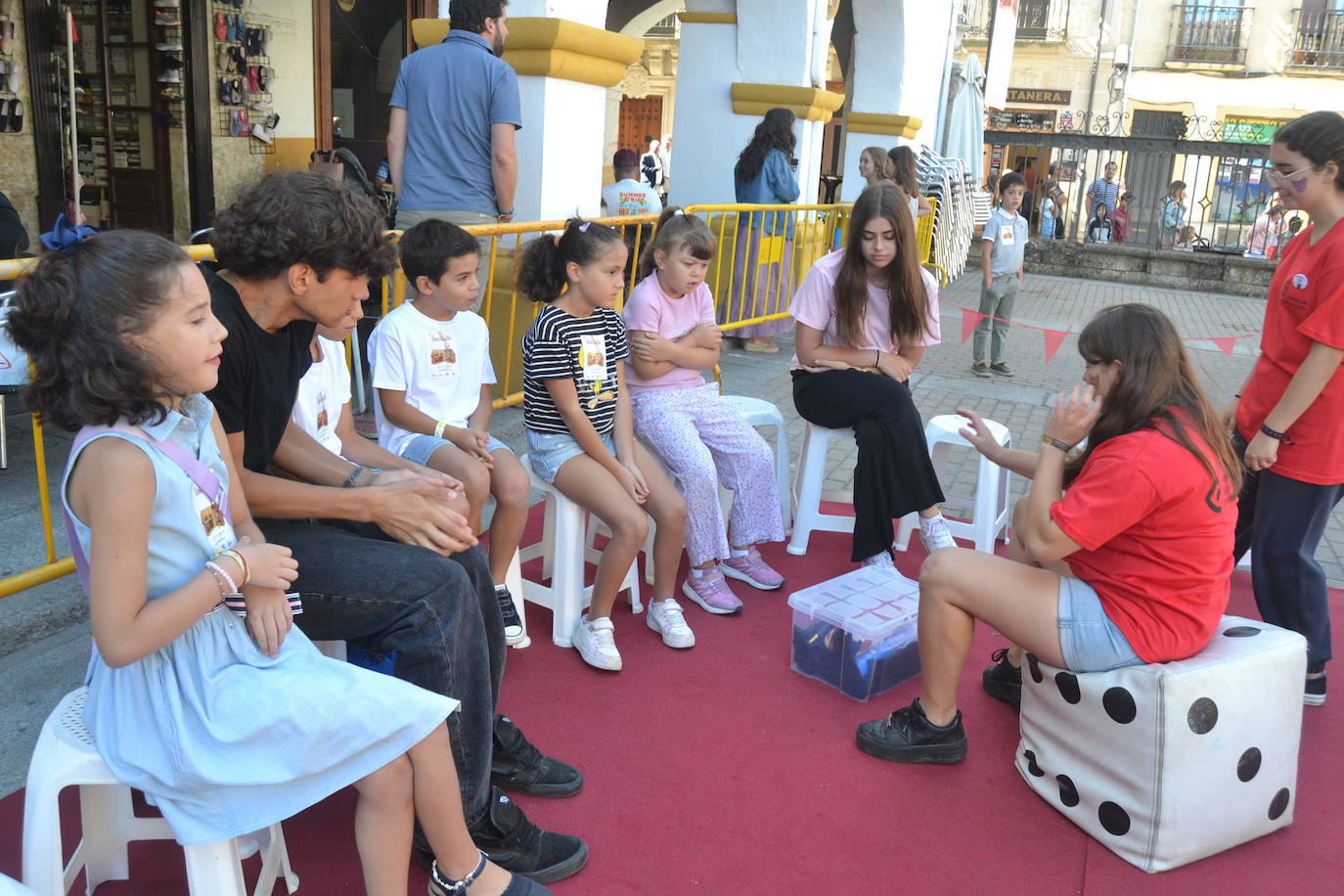 Los futuros espectadores se divierten en la Feria de Teatro