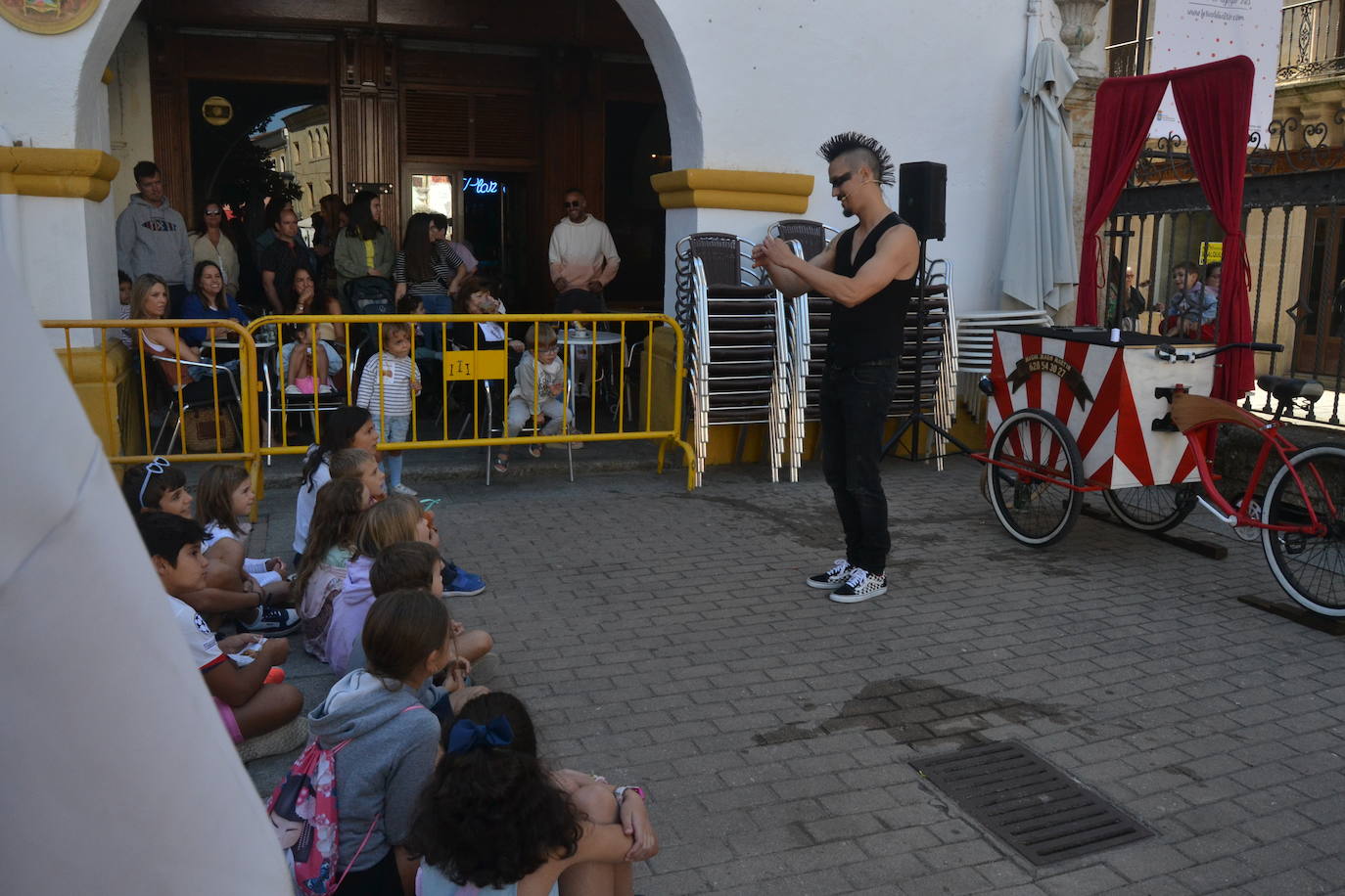 Los futuros espectadores se divierten en la Feria de Teatro