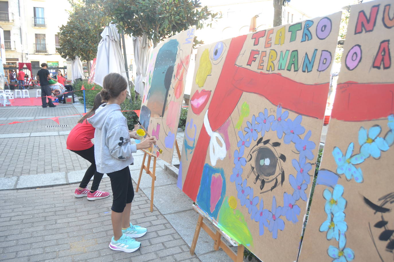 Los futuros espectadores se divierten en la Feria de Teatro