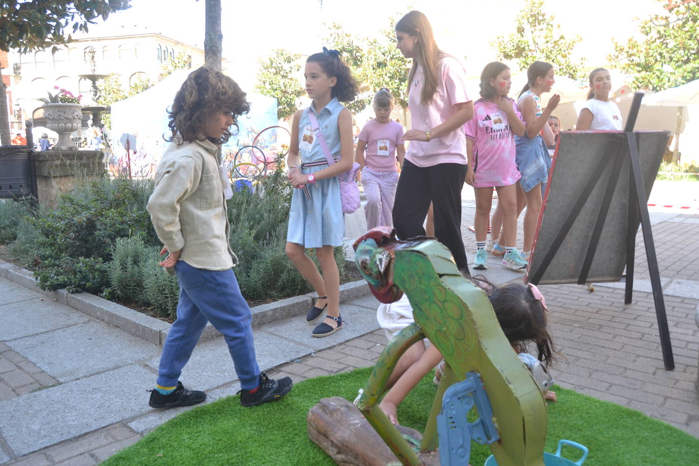 Los futuros espectadores se divierten en la Feria de Teatro