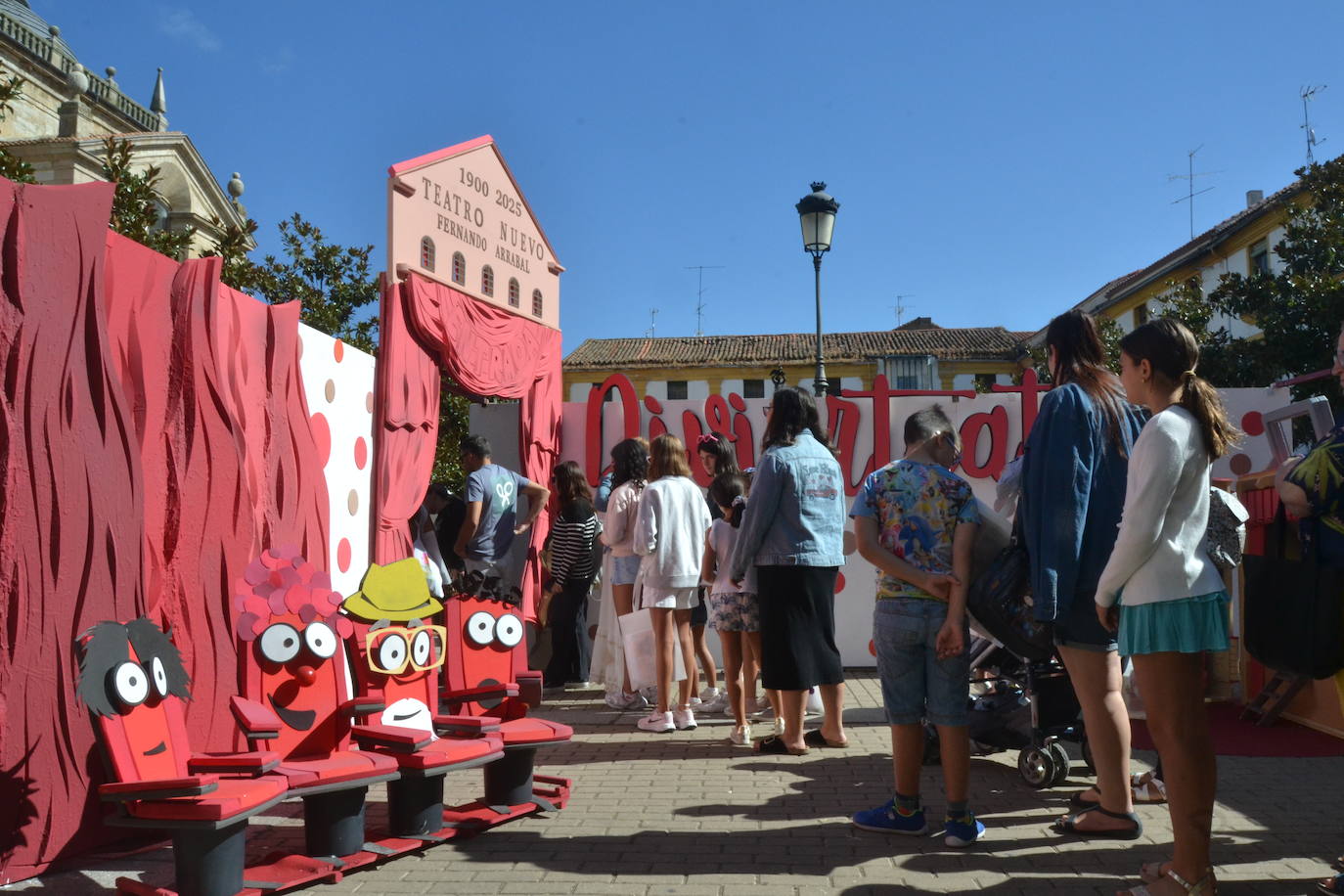 Los futuros espectadores se divierten en la Feria de Teatro