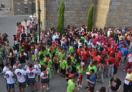 Las peñas llenaron de color la plaza de Pereña