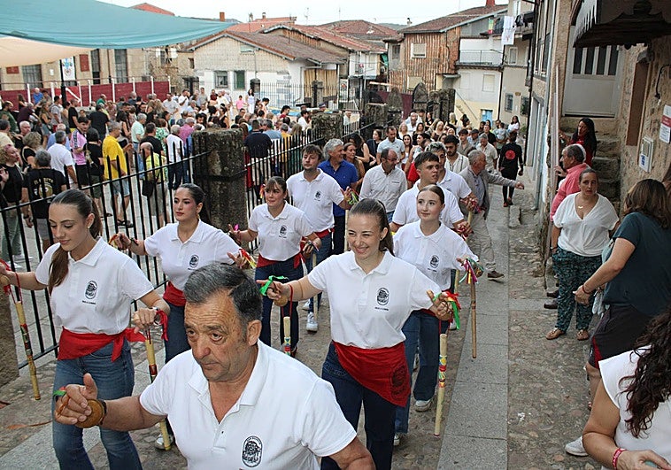 El grupo de danzadoras y danzadores al inicio del recorrido para recoger a los pregoneros y a la corte de honor