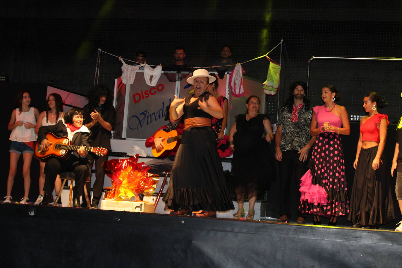 Ledrada disfruta con la coreografías de sus peñas