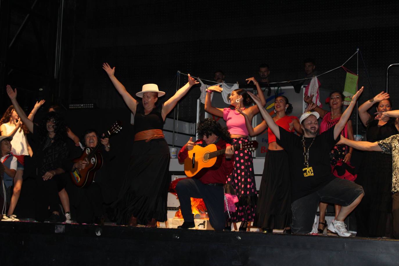 Ledrada disfruta con la coreografías de sus peñas