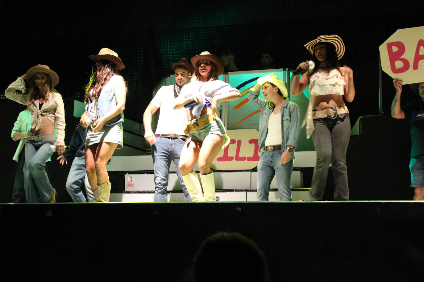 Ledrada disfruta con la coreografías de sus peñas