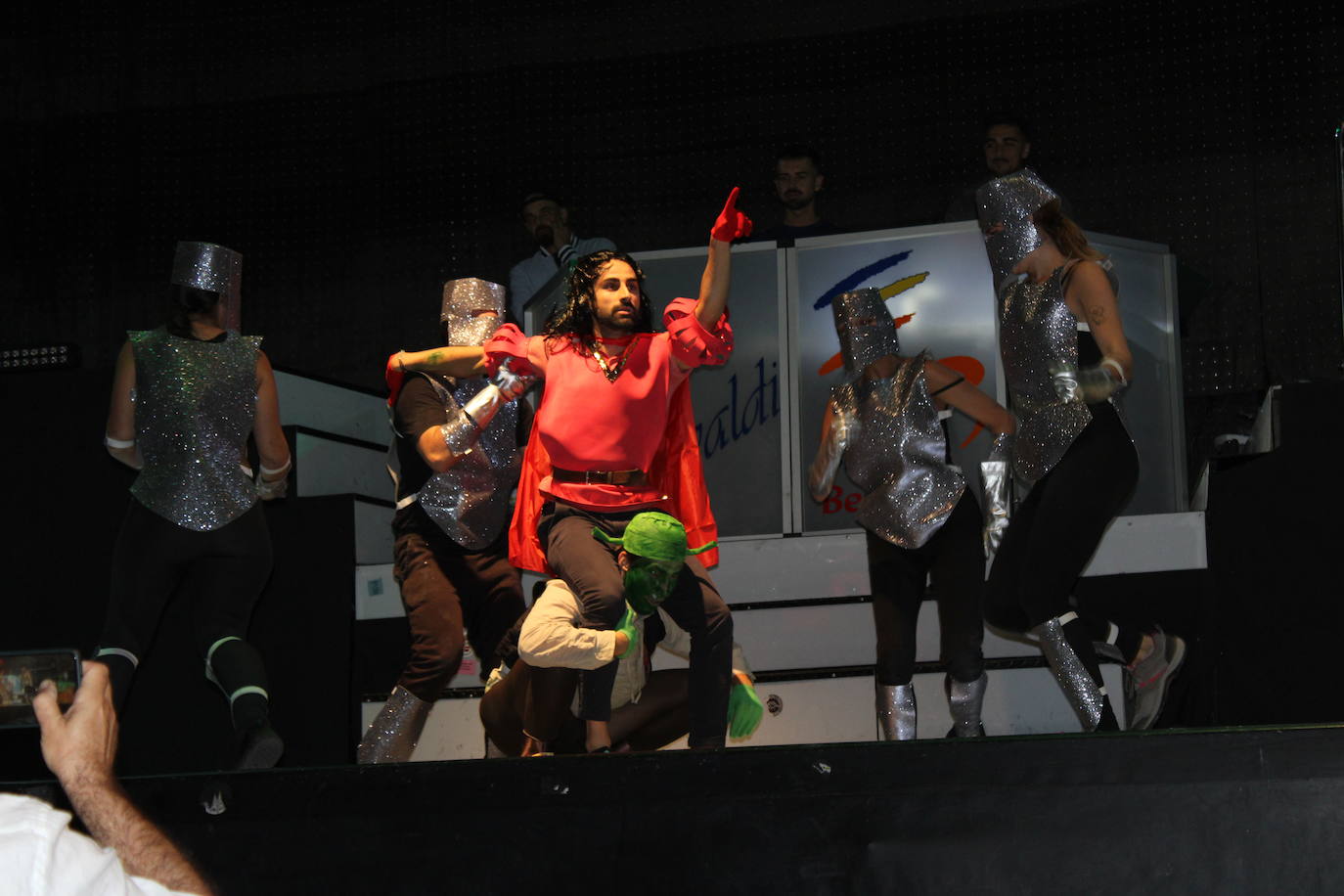 Ledrada disfruta con la coreografías de sus peñas