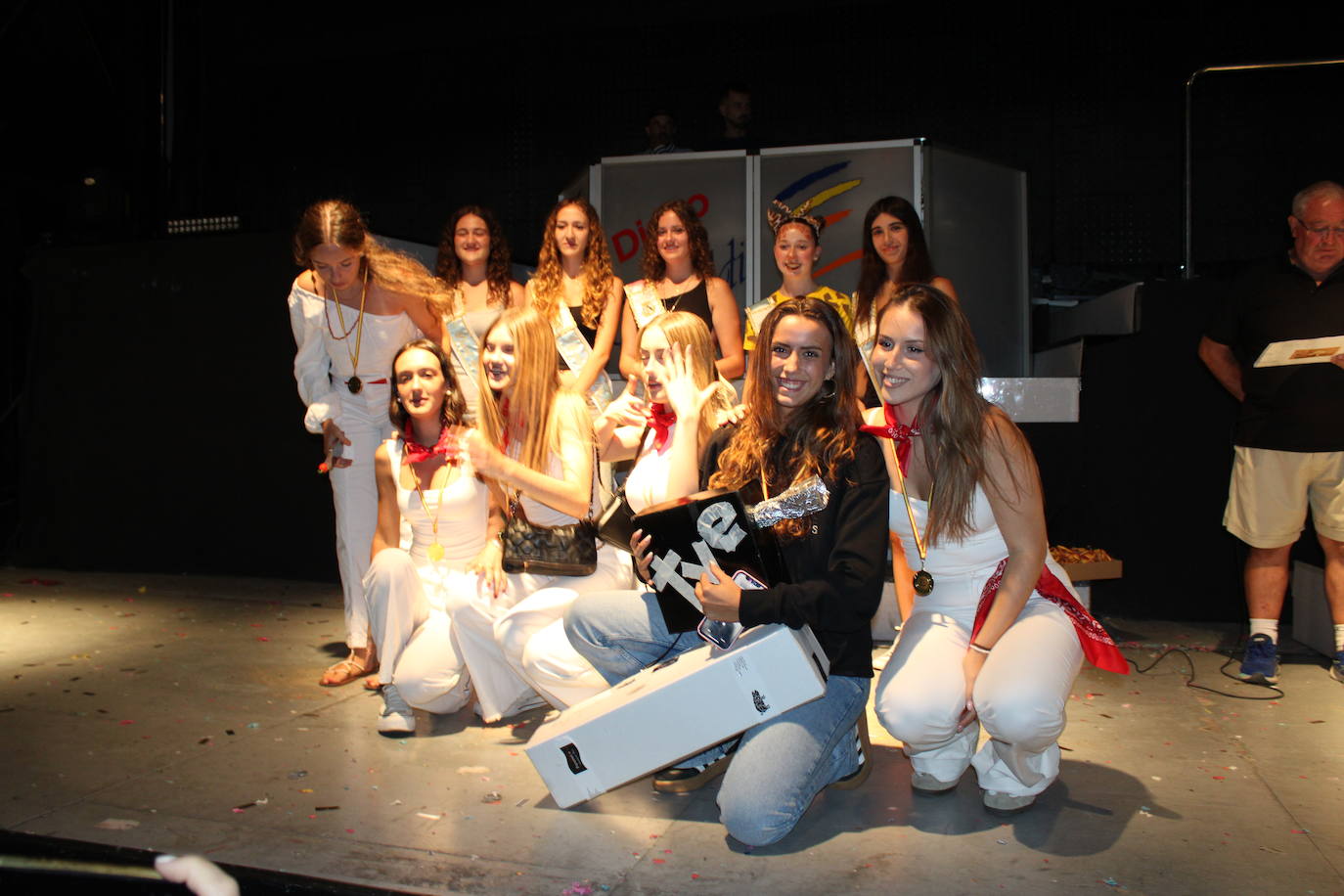 Ledrada disfruta con la coreografías de sus peñas