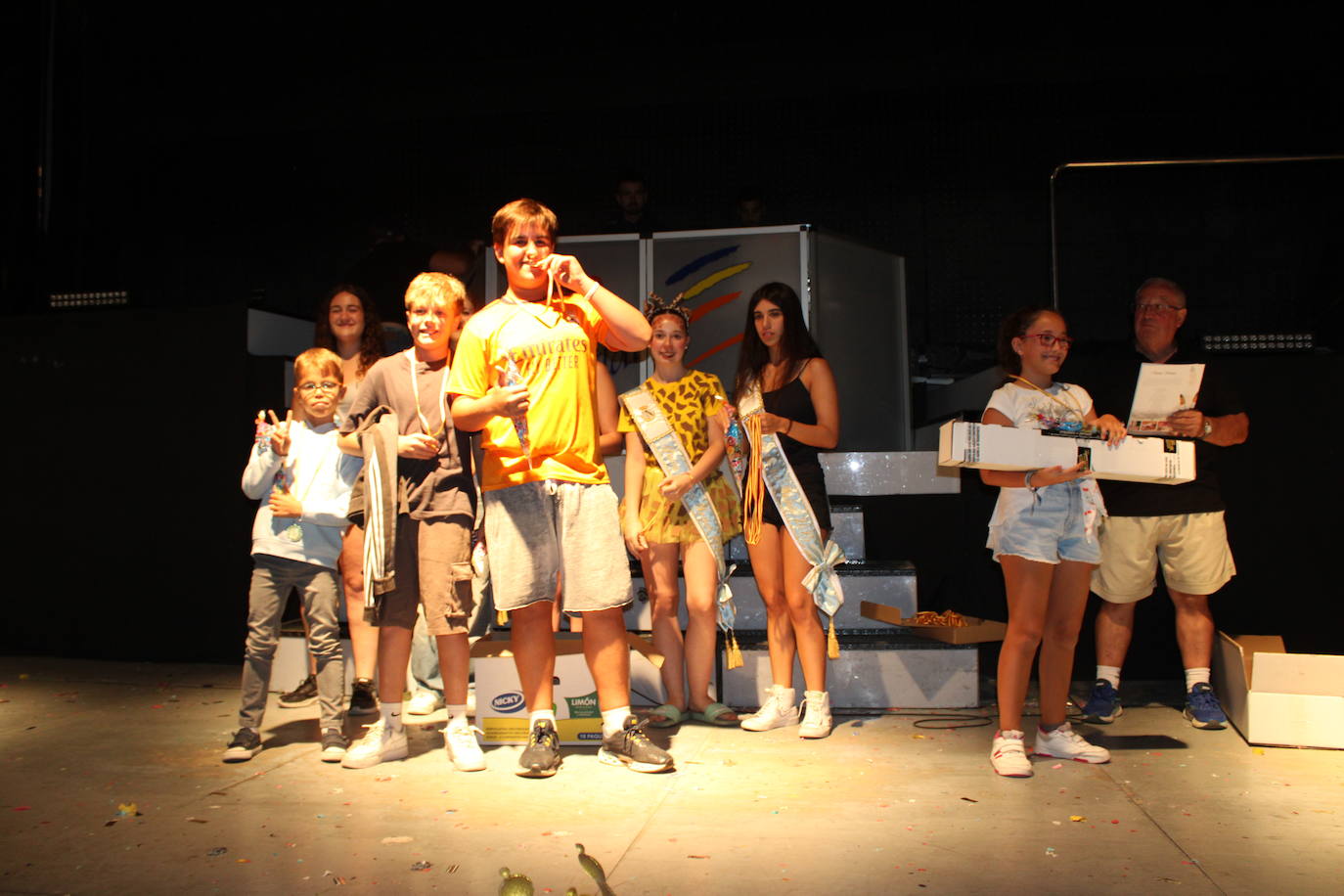 Ledrada disfruta con la coreografías de sus peñas