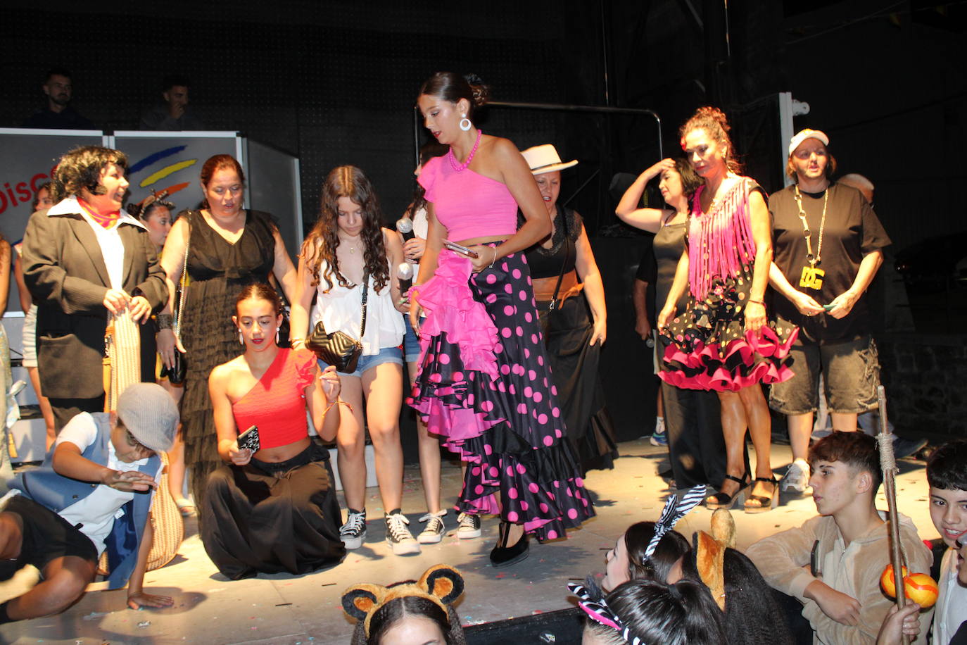 Ledrada disfruta con la coreografías de sus peñas