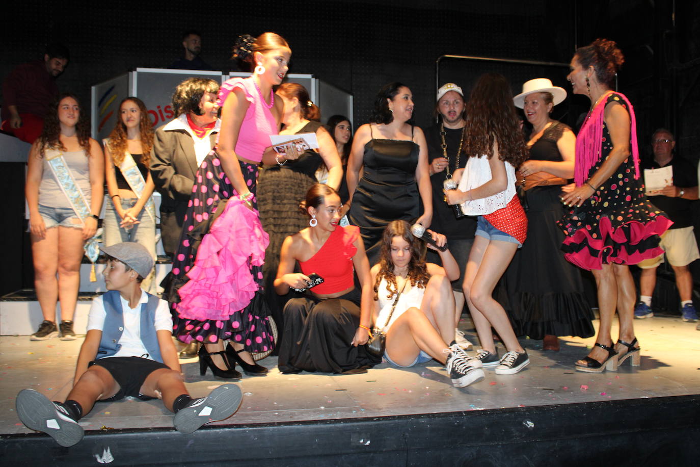 Ledrada disfruta con la coreografías de sus peñas