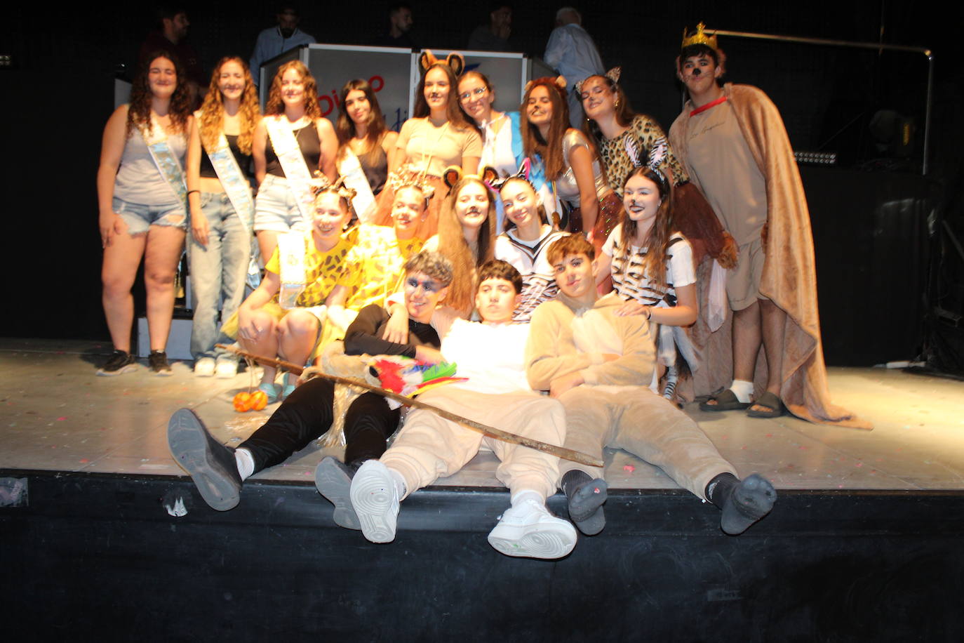 Ledrada disfruta con la coreografías de sus peñas