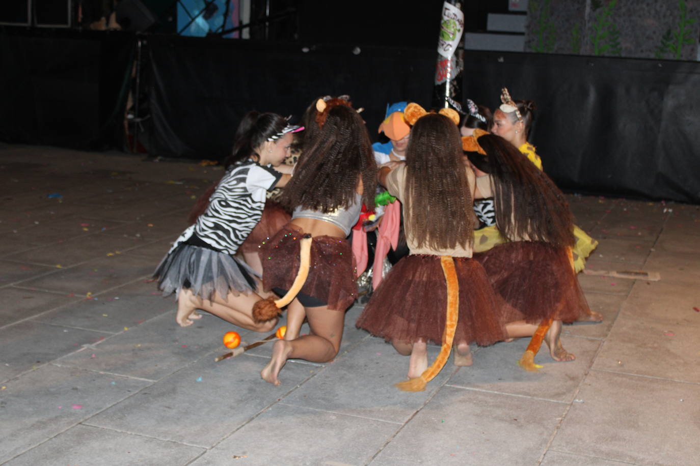 Ledrada disfruta con la coreografías de sus peñas