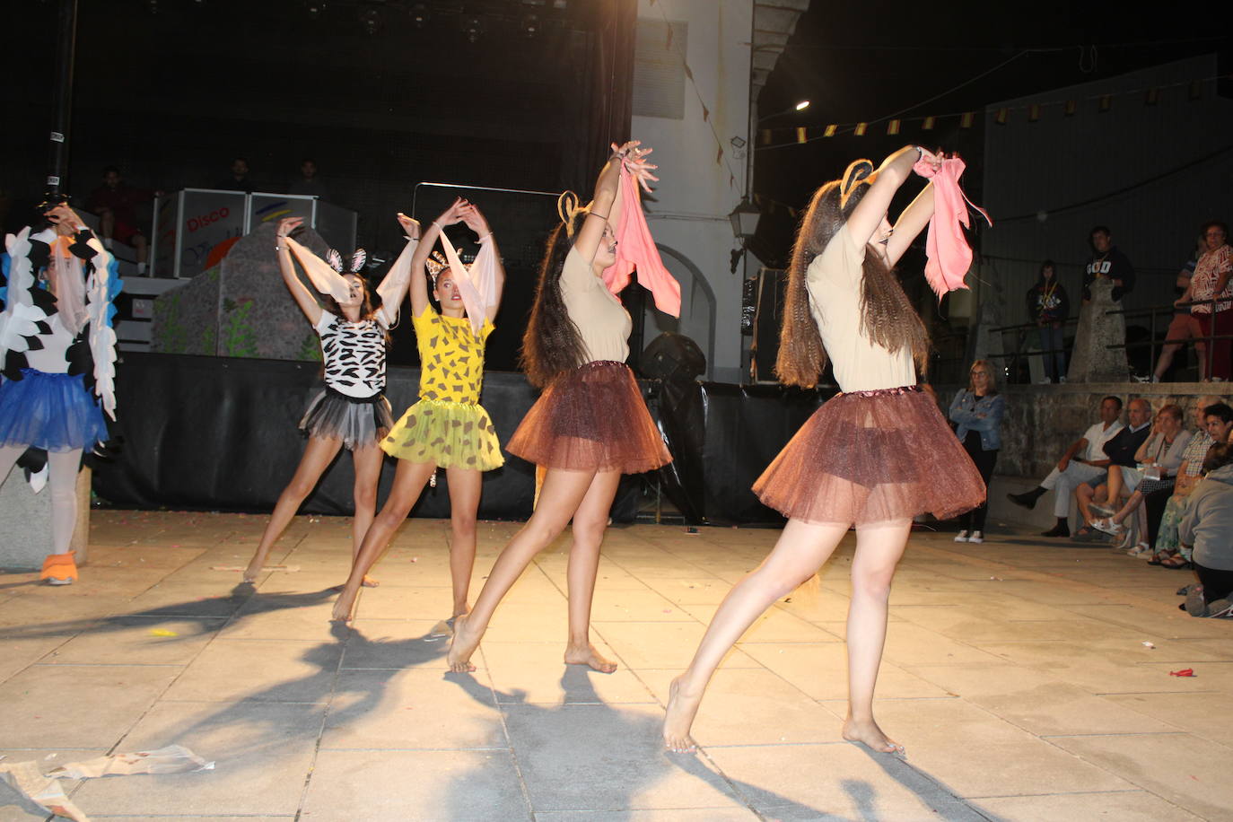 Ledrada disfruta con la coreografías de sus peñas