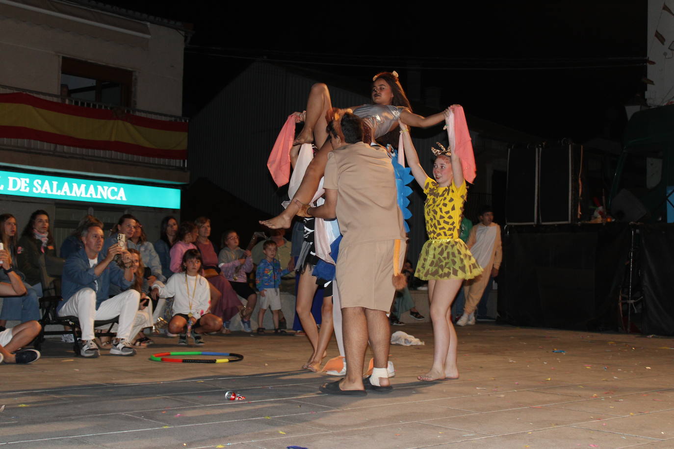 Ledrada disfruta con la coreografías de sus peñas