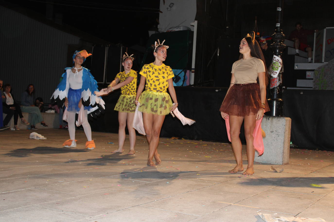 Ledrada disfruta con la coreografías de sus peñas