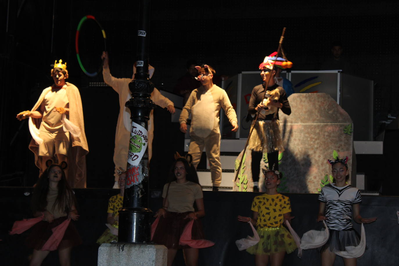 Ledrada disfruta con la coreografías de sus peñas