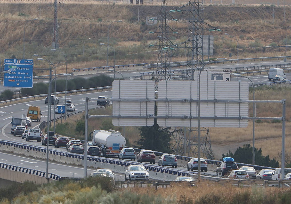 Retenciones en el carril de desvío de la A-62, a las afueras de Salamanca, durante la operación salida del 1º de agosto.