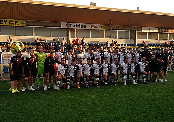 Foto de familia de los jugadores y el cuerpo técnico.
