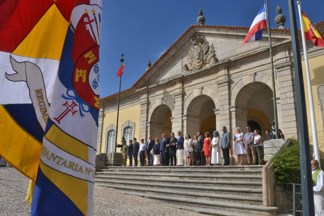 El ondear de las banderas marca el inicio de la recreación del cerco francés a Almeida