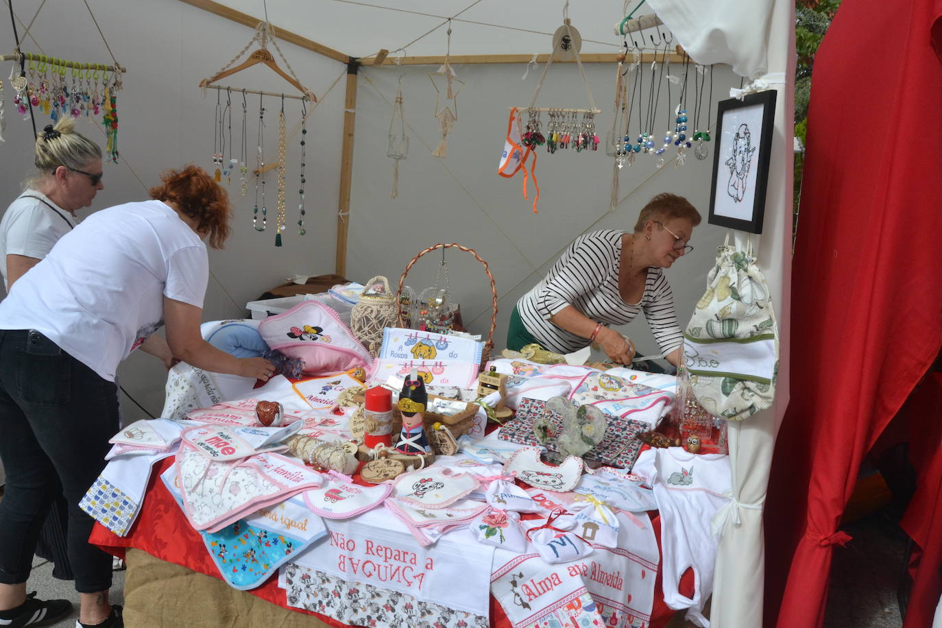 El ondear de las banderas marca el inicio de la recreación del cerco francés a Almeida