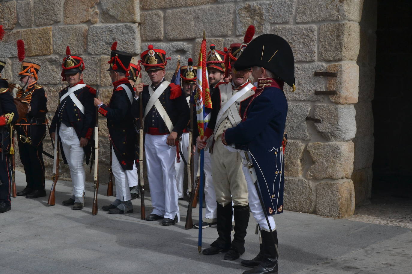 El ondear de las banderas marca el inicio de la recreación del cerco francés a Almeida