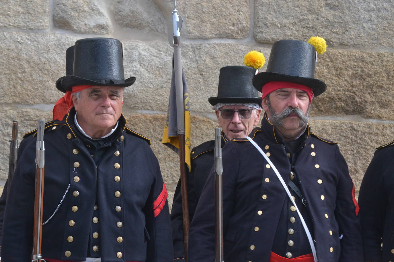 El ondear de las banderas marca el inicio de la recreación del cerco francés a Almeida