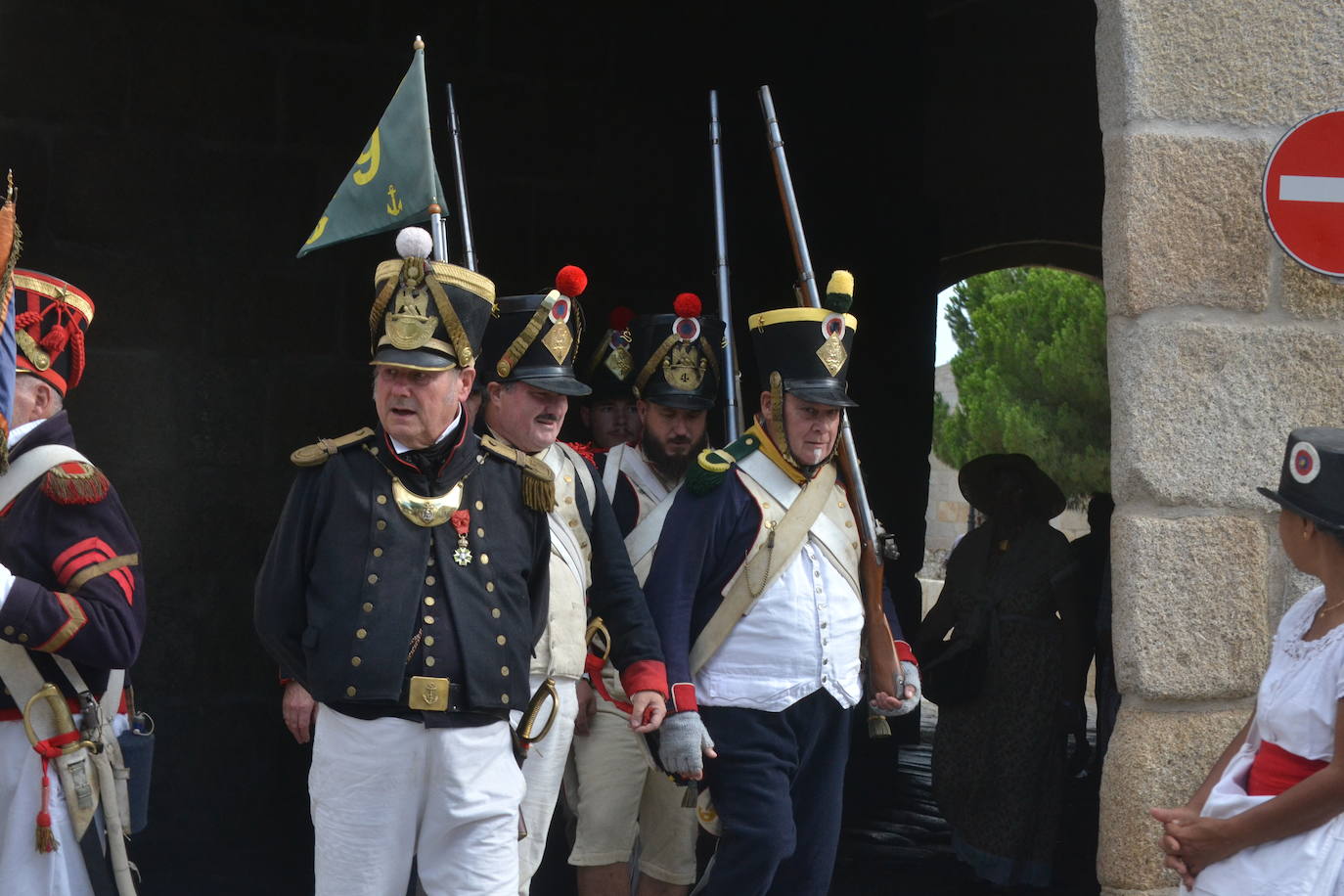 El ondear de las banderas marca el inicio de la recreación del cerco francés a Almeida