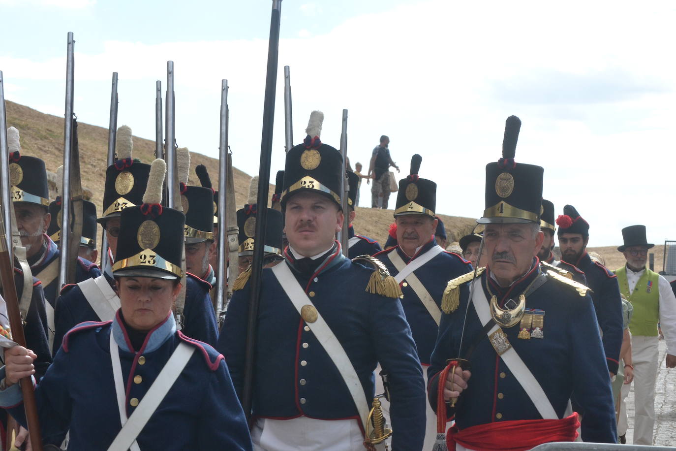 El ondear de las banderas marca el inicio de la recreación del cerco francés a Almeida